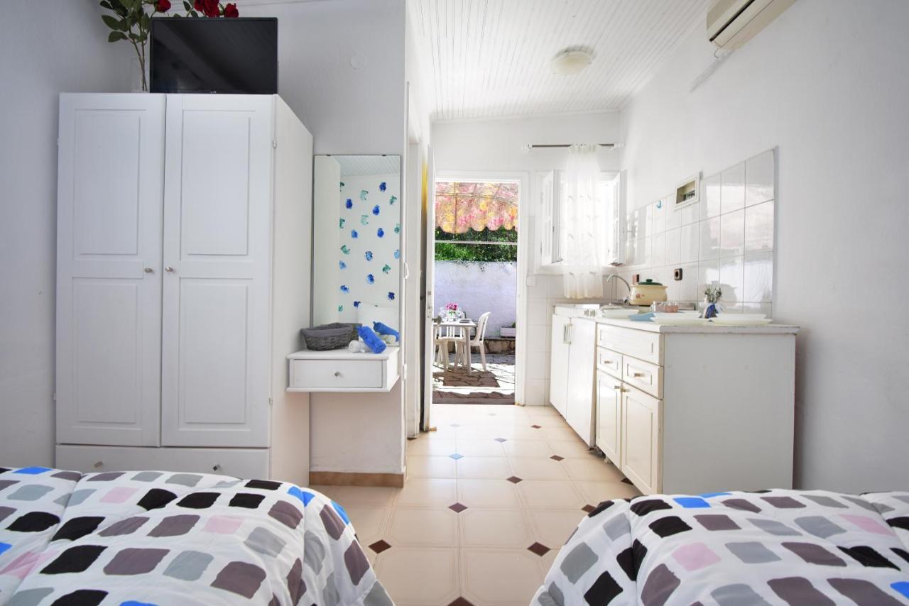 Merlyn Rooms Into The Nature, 100M From The Beach Dafnila エクステリア 写真